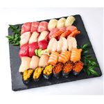 【予約商品】【魚屋の鮨】 本鮪が自慢のご馳走にぎり鮨（いくら・うに・えび入）30貫 【12月30日～1月2日のお受取り】【14時以降受取り限定】